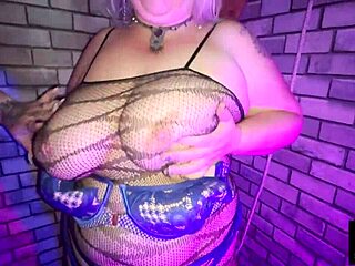 Oho, podrejena kurba peggy de ville dvojno dominirana od livie in jaya! 😳