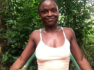 crazy bitch twerking till she shows cute tit!