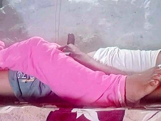 Babysitter kurus seksi dengan klitoris besar dijari dan kongkek keras oleh bos berotot semasa bersih rumah