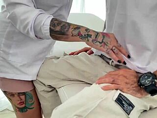 Йо, чукане на гореща пациентка е като богата работа