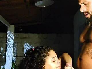 Moja osebna trenerka me je namočila in naučila jebat.