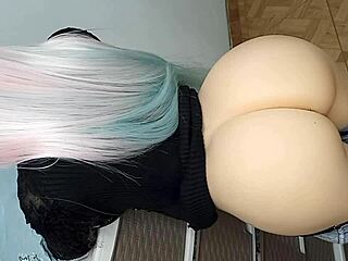 Moja krivudava korak-ćerka zadirkuje svojom velikom devičanskom dupetom u farmerkama. Podiže je za moj ogromni kurac u željnom analnom igranju