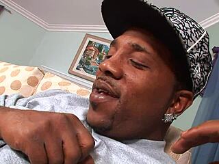 Intenziven analni seks z mačeho, raztegnjeno luknjo v petah in nogavicah med doggystyle