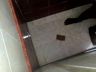 Mengintip mandi di bilik air tandas kawasan mandi