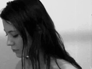 Oh, that sexy psycho girl in the shower! What a bathing babe!