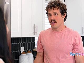 미니스커트와 장난꾸러기 걸음마 누나들 😈