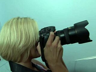 티아 레인이 로마나 라이더를 유리 딜도로 박는다