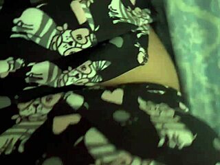 prvič s to nimfeto in že me je spravila do orgazma 2-krat s to najlepšo pičko ki jo boste videli na x lunna geek popoln na red in cher