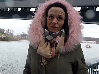 Najstnica iz Berlina se jebe na ulici.