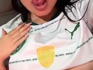 Palmeirense Safada Se Exibindo e Mostrando Buceta Molhada com Piercing e Tatuagem