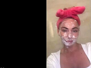 İşyerindeki sessiz kız partilerde büyük kıç ve memelerini gösterir