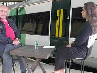 Agarabas und Olpr spielen öffentliches Outdoor-Spiel mit zerrissenen Klamotten