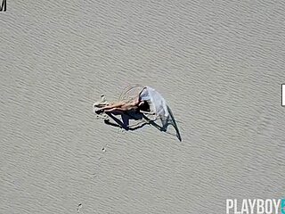 เบลเยียมก้นกลมสมบูรณ์แบบ โมเดลเพลย์บอย มิลูเนียล ลูอิส ถอดเสื้อผ้าภายนอกด้วยเสื้อผ้าฉีกขาด