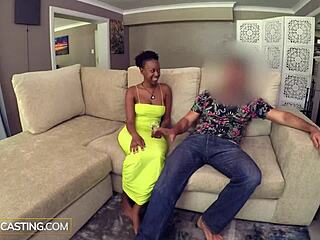 Wkurzona czarna laska ssie wielkiego białego kutasa na casting 😏