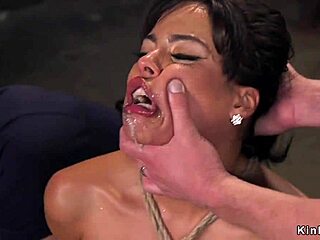 Latina aux gros seins attachée baisée en trio gorge profonde