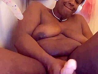 Black Milf Carefully Shaves Her Area on XVRed with YukiSenpaiKuroChan KuroYukiExperience