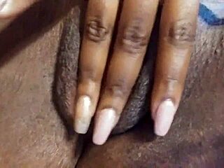 Njeni prsti me navlaže u close-up masturbaciji