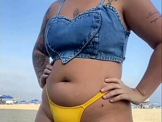 eu fiz o cara ficar de pau duro na praia com meu flashing exhibitionista africano