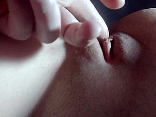 Regarde en gros plan une grosse bite pilonner la chatte juteuse d'une Asiatique jusqu'à la creampie !