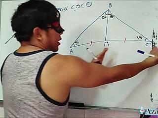 طالب نيرد آسيوي ينيك معلمه في غرفة النوم