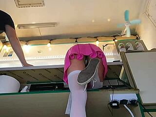 Yaramaz Genç Tezgaha Eğilip İşyerinde Götü Öpülüyor