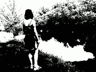 Söt brunett tjej uppträder solo i musikvideo.