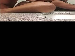 Bengkok doggystyle dengan batang besar hitam babymama aku dalam video rumah.