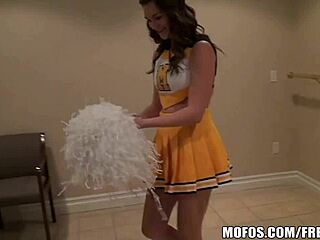 Cheerleader panas Holly melancap upskirt dalam pakaian blowjob POV realiti.