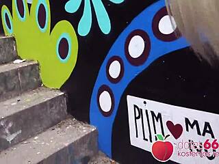 このブロンドミルフのソフィー・ローガン、外でPOVバックで公共階段で騎乗される理由は？