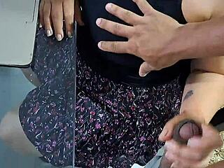 mi madrastra esta muy tensionada por su trabajo la pongo a chupar mi polla para que se sienta mejor