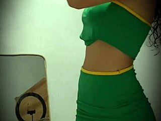 숨겨진 카메라가 완벽한 몸매의 진짜 콜롬비안 모델을 공공장소에서 포착