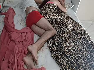 Stařík nalákal návštěvníka do postele