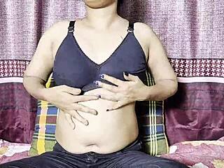 Gadis kolej jari pussy di bilik air untuk masturbasi kali pertama