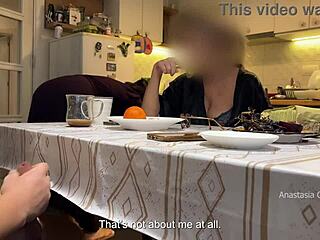 Moj mož se drka pod mizo, medtem ko moja mačeha in jaz sva v kuhinji 😏