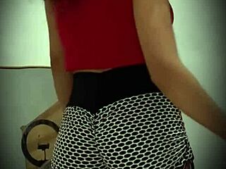 Cámara oculta atrapa a modelo colombiana real con cuerpo perfecto en público