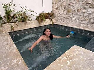 Privesc Două Lesbiene Masturbându-se în Piscină