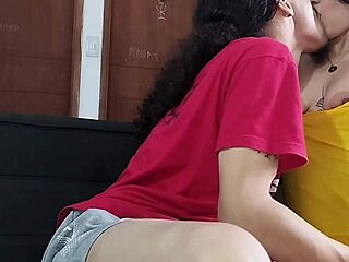 ¿Quieres ver cómo vemos una peli de sexo caliente y terminamos follando en el mueble de nuestros padres?