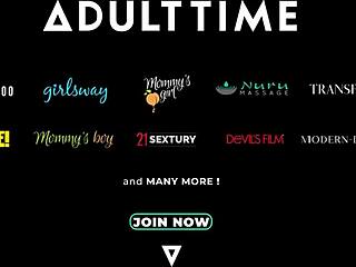 Oh tuhan, saya tangkap pelanggan panas ni melancap, biar saya tolong dengan kemahiran paip saya