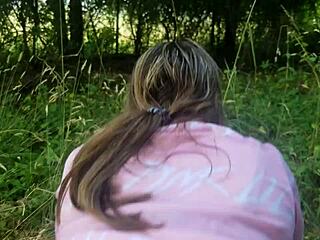 O wow, jebemo to kurbo zunaj z ogromnim kurcem, ki ji trdo tolče pičko