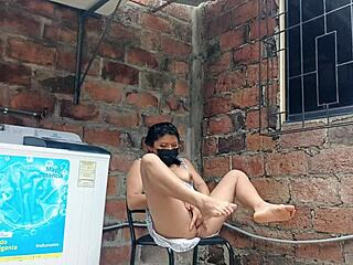 見てよ、スケベな隣人がドレス下でケツ振ってマンコ見せてる！