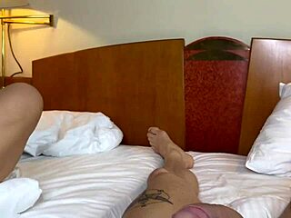 Escort kurus dada besar Kira Queen dengan tetek besar penuhi nafsu Marcello dalam lingerie.