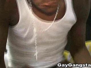 흑인 게이 남자, 18살 에보니 자지 더러운 핸드잡으로 자위해 게토 설정에서