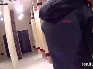 Cítím se tak pokoušen touto nádhernou českou holkou drážděnou v obchodním centru před POV bušením