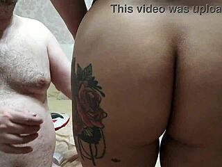 Vanha mies nuolee nuorten 18+ teinien isoja tissejä kermavaahdolla peitettyinä