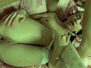 Vakker brunette jente knuller i cowgirl med fishnets og anal 😍