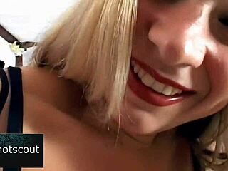 Isoimmat tissit MILF saa kovaa panemista sängyssä 😘