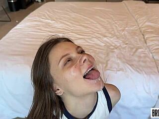 Mijn sexy buurvrouw haar kleine kutje past niet om die grote lul!