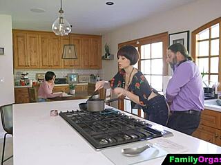 Oude man pakt brutale stiefdochter en vrouw in keuken fantasie neuk