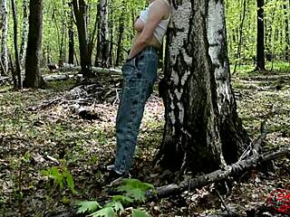 Smuk pige kommer i skoven nær birk