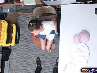 لصة متجر لطيفة جداً تنيك الأمن للحرية